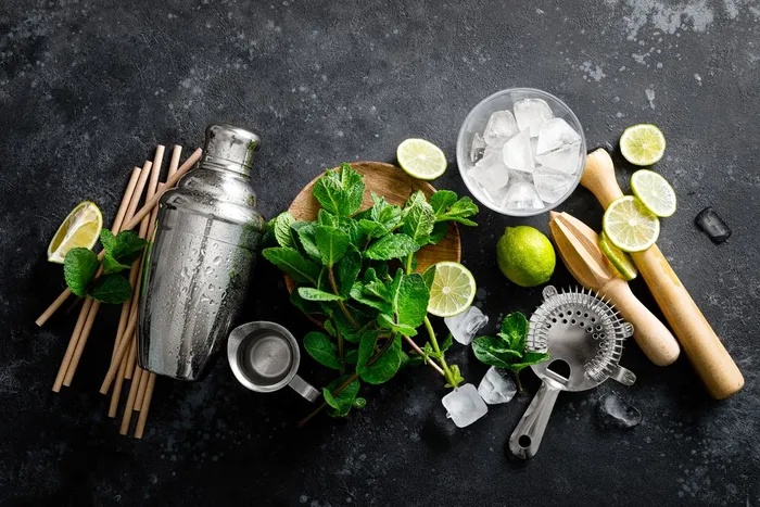 Gin, limes and ice